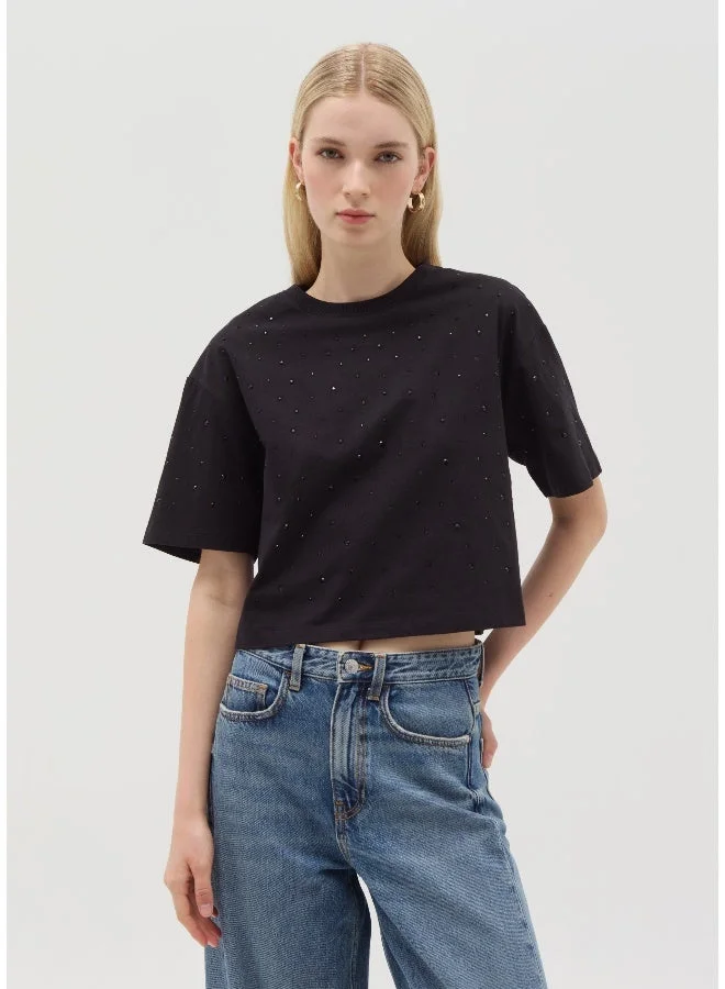 او في اس تيشيرت قطني بزخارف من الراين